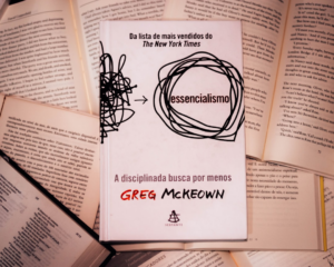 a pile of books sitting on top of each other — Foto por Rafael Oliveira na Unsplash