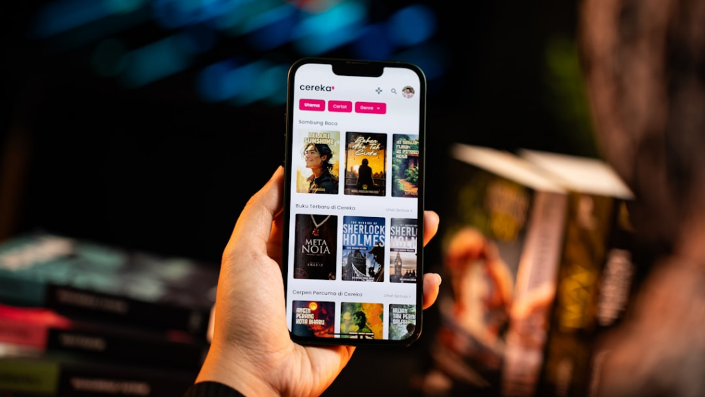 a person holding a cell phone in their hand — Foto por Amanz na Unsplash