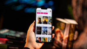 a person holding a cell phone in their hand — Foto por Amanz na Unsplash