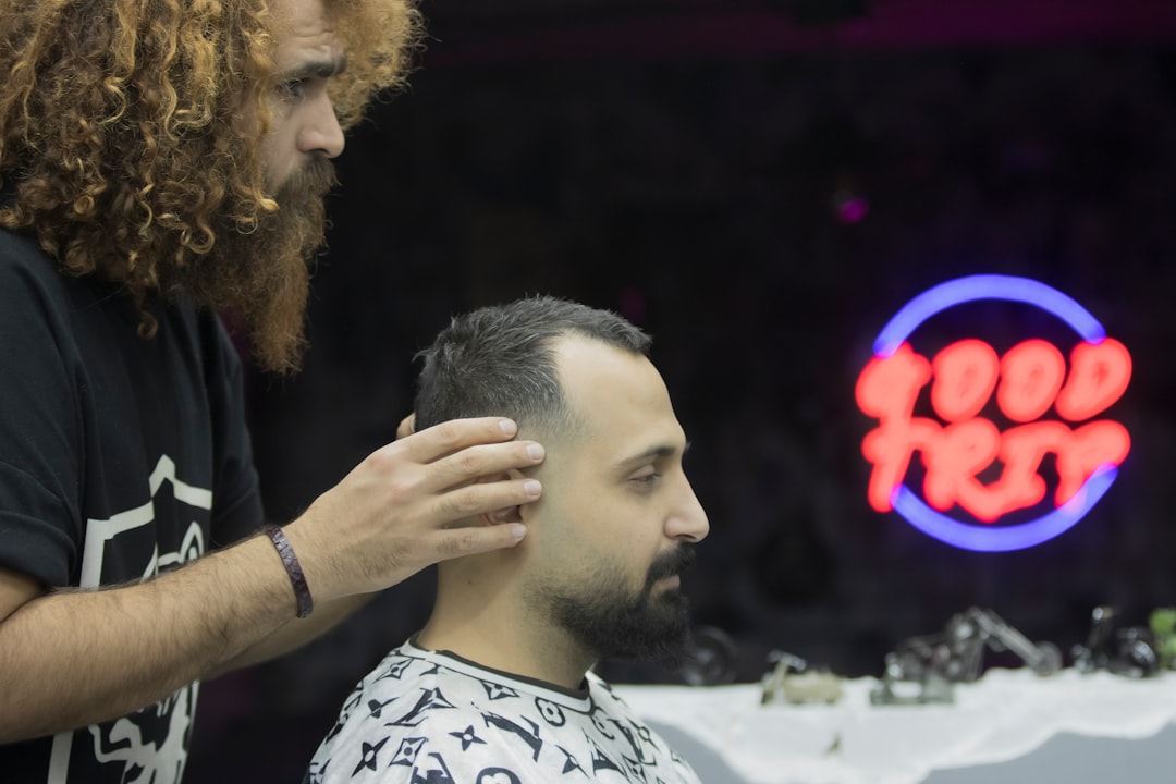 Teste Centenas de Cortes e Penteados Com IA Diretamente no Celular