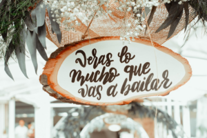 a sign hanging from the side of a building — Foto por Honey Yanibel Minaya Cruz na Unsplash