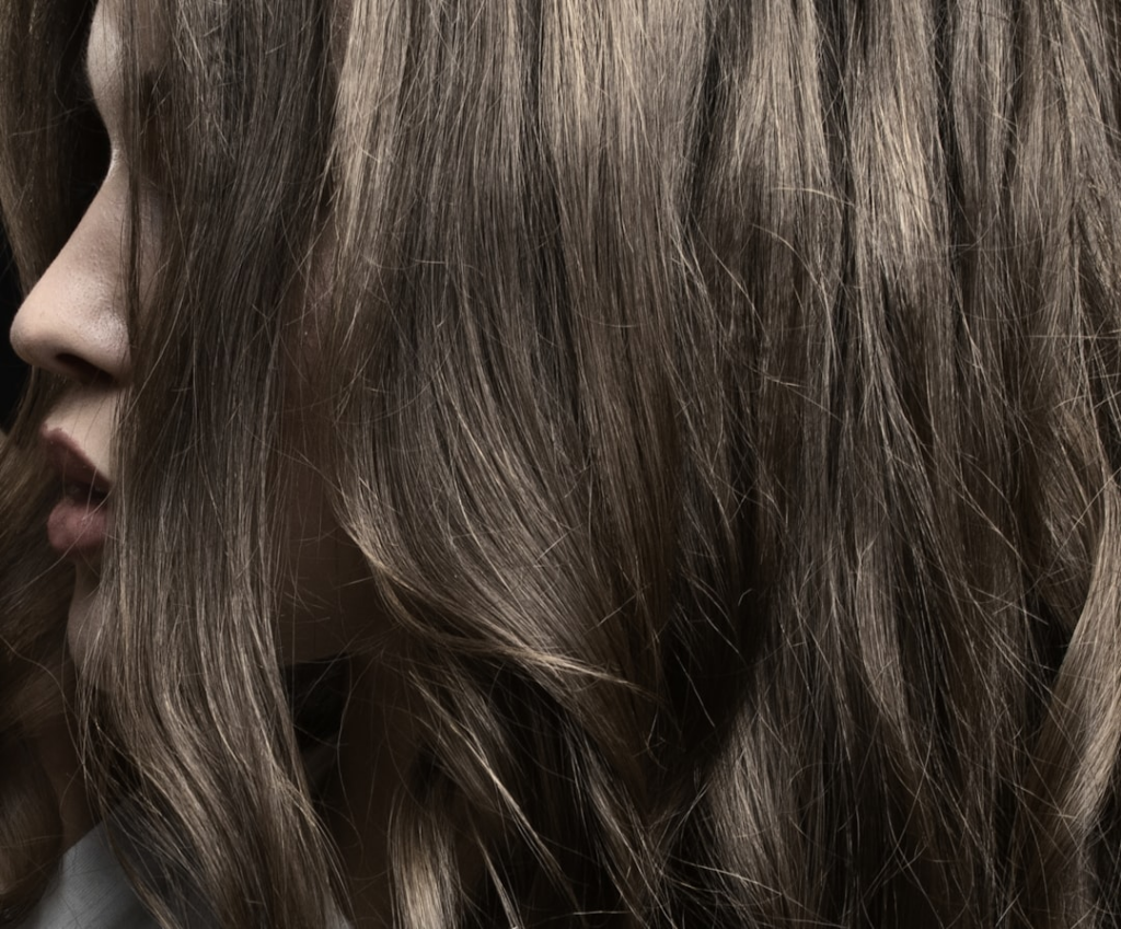 a close up of a person with long hair — Foto por Alexander Krivitskiy na Unsplash