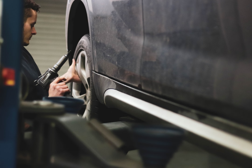person in black jacket driving car — Foto por Benjamin Brunner na Unsplash