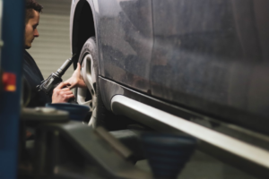person in black jacket driving car — Foto por Benjamin Brunner na Unsplash