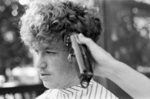 man in white and black stripe shirt holding hair clipper — Foto por Stone Hood na Unsplash