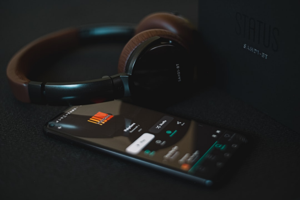 black and white remote control beside black headphones — Foto por Viktor Forgacs na Unsplash