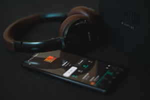 black and white remote control beside black headphones — Foto por Viktor Forgacs na Unsplash