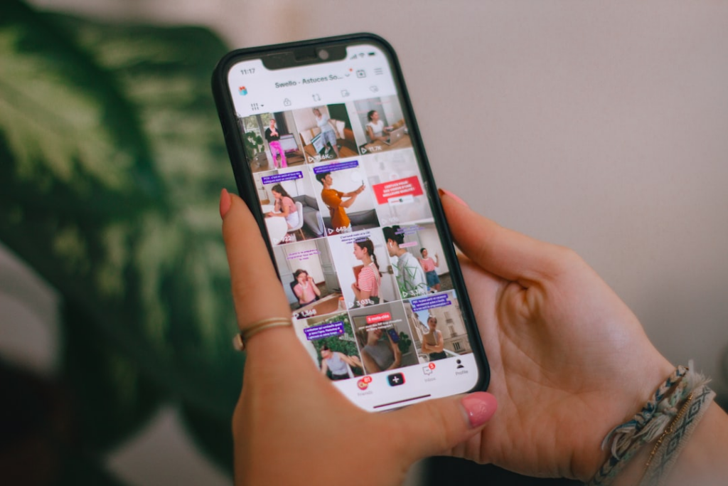 A person holding a cell phone in their hand — Foto por Swello na Unsplash