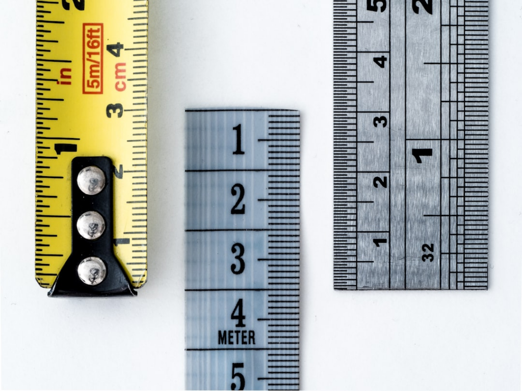 gray and yellow measures — Foto por William Warby na Unsplash