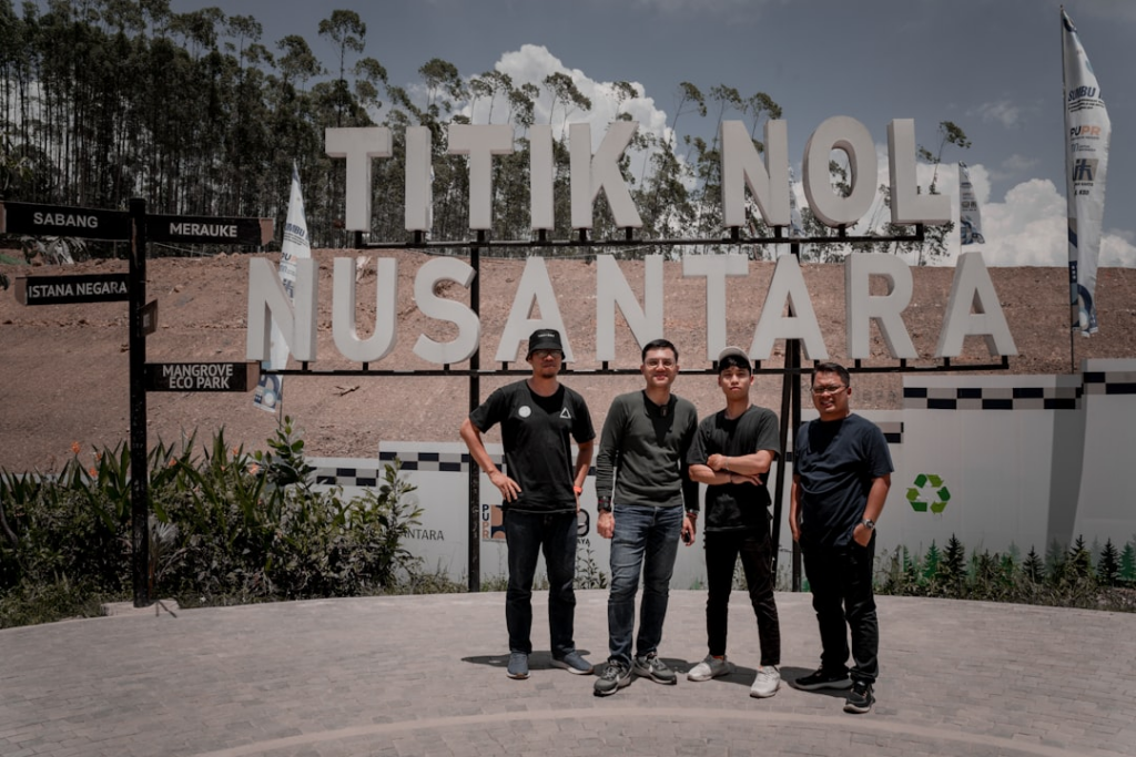 a group of three men standing next to each other — Foto por Fiqih Alfarish na Unsplash