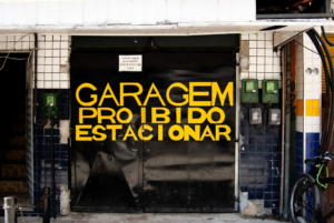 black garage door — Foto por Ferran Feixas na Unsplash