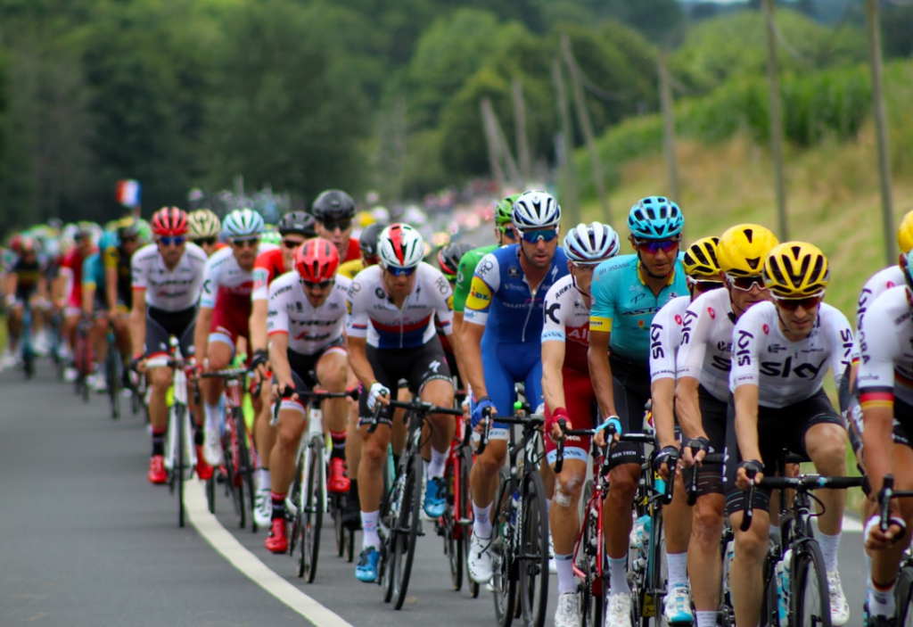 group of men riding bicycle — Foto por Rob Wingate na Unsplash