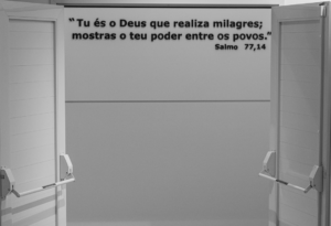 white wooden door — Foto por Mateus Campos Felipe na Unsplash